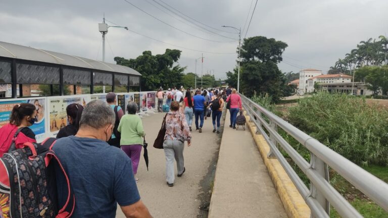 Así luce el puente Simón Bolívar este 9M