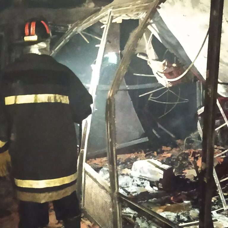Bomberos de La Fría combatieron fuerte incendio que se produjo en el centro comercial Tenerife