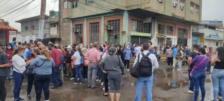 Ciudadanos colombianos arriban a la avenida Venezuela con la intención de pasar a sufragar a Colombia