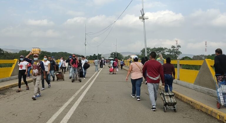 Continúan en aumento el tránsito por el puente Simón Bolívar