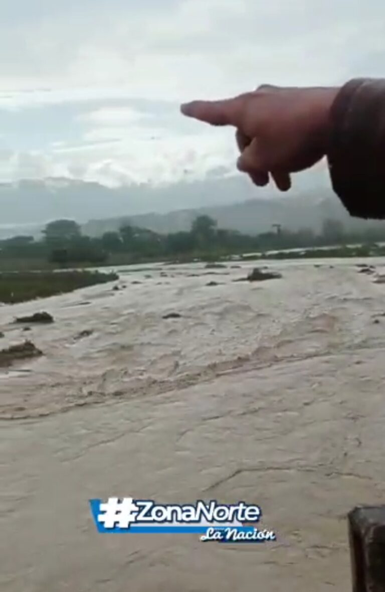Torres de alta tensión están siendo afectadas por el desbordamiento del río La Arenosa