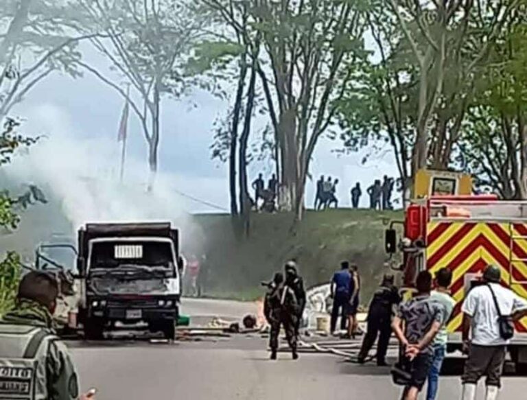 Camión que transportaba feligreses de una iglesia ardió en llamas cerca de El Piñal