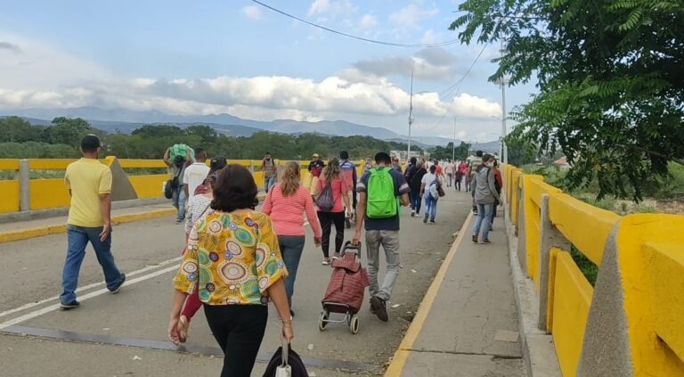 Concurrido el puente Simón Bolívar este 3M