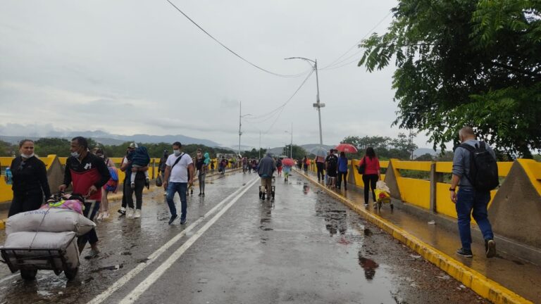 Domingo lluvioso y de cédula par por el puente Simón Bolívar