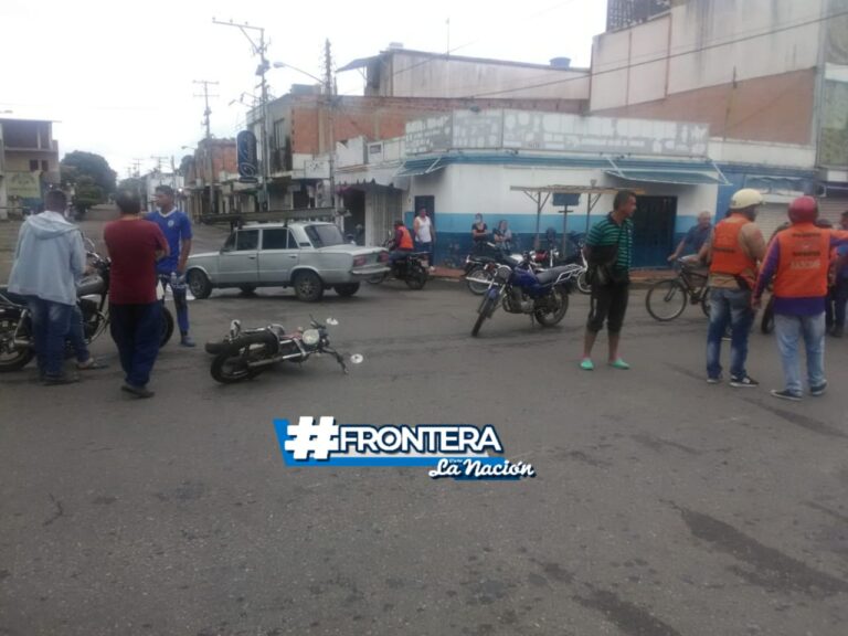 Una joven lesionada deja colisión entre dos motos en Ureña