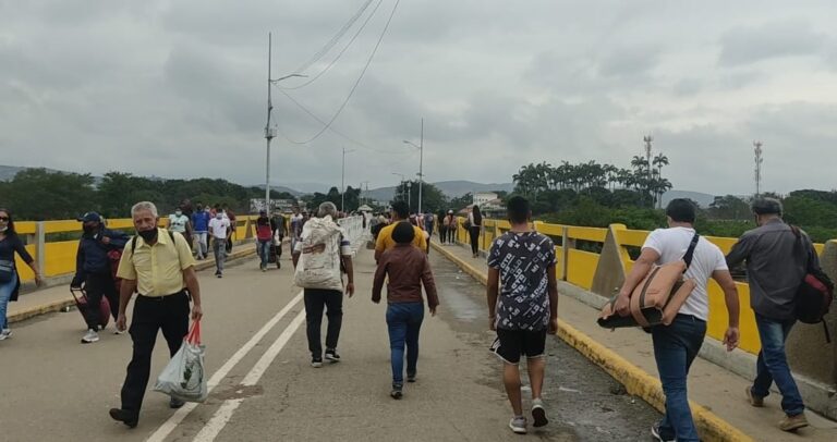 Concurrido el puente Simón Bolívar este martes 15M