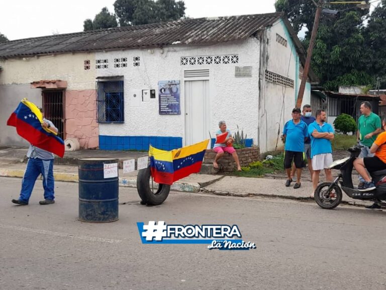 Habitantes de El Palotal trancan vía principal en protesta por los constantes cortes de electricidad