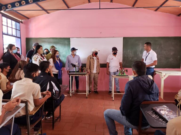 Inces lidera la formación de bachilleres en diversos oficios en Táchira