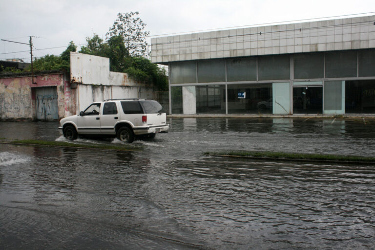 Enorme laguna de aguas negras en 8va avenida de La Concordia