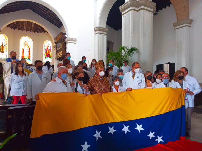 “Las batas blancas son la luz de Jesucristo transfigurado”