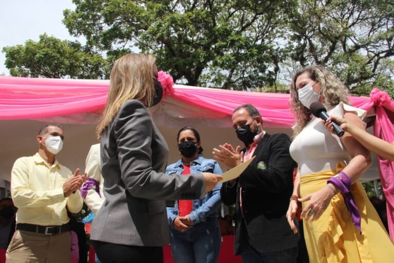 Rosas y distinciones para las mujeres