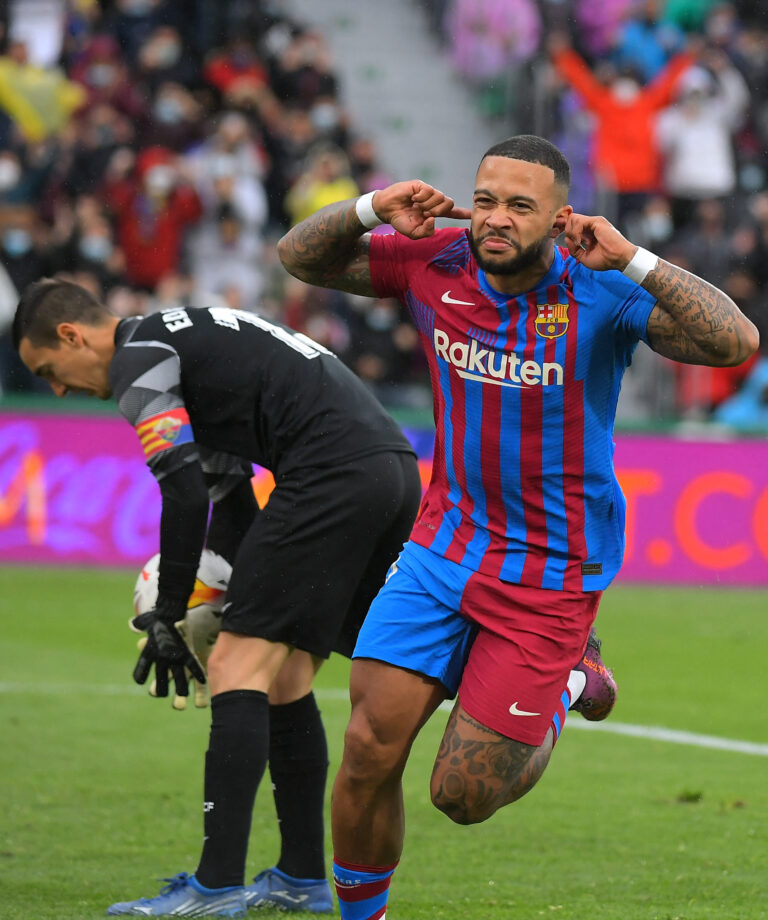 Barcelona superó al Elche con gol del francés Depay