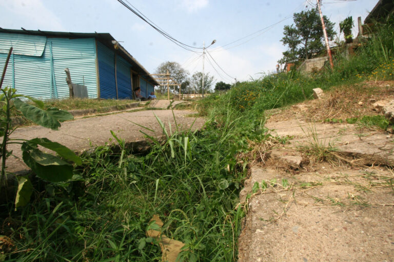 A escombros se reducen las calles Sucre y El Mirador