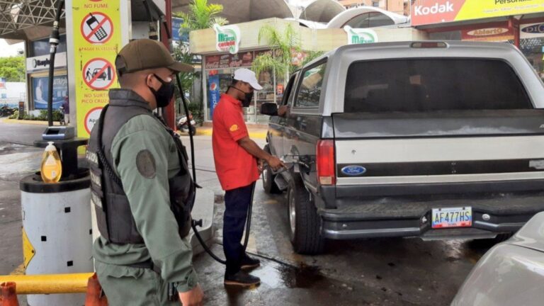 Mesa de combustible supervisa las estaciones de servicio