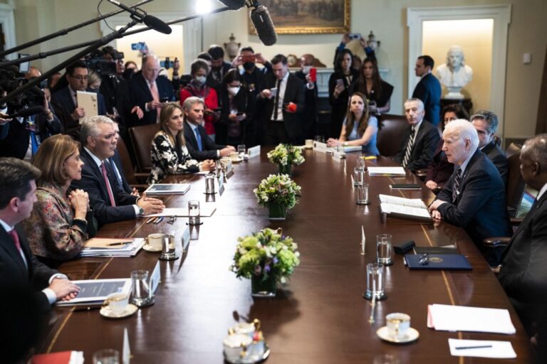 Duque ofrece a Biden petróleo colombiano tras viaje de funcionarios de EEUU a Venezuela