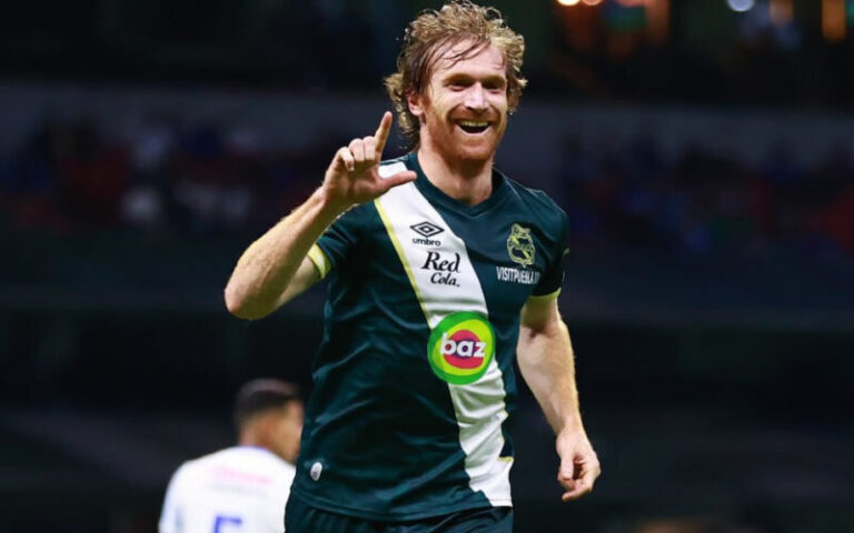 Fernando Aristeguieta anota tres goles y pone al Puebla en primer lugar