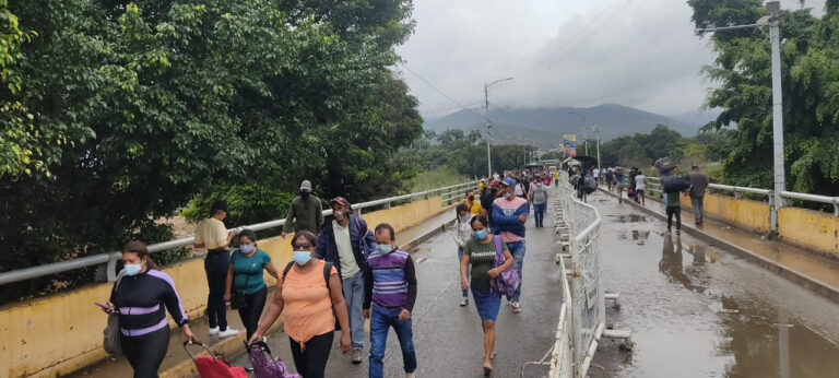 En aumento el tránsito por el puente Simón Bolívar