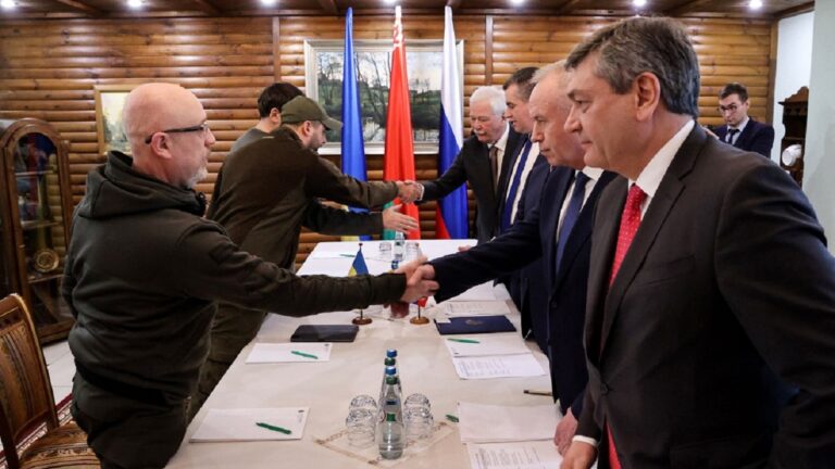 Acuerdan mejorar logística de los corredores humanitarios ucranianos, en tercera ronda de negociación