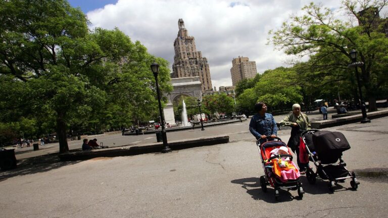 Más de $20 dólares por hora: escasez de niñeras impulsa sus salarios en EEUU