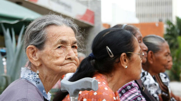Pensionados esperan bono Contra la Guerra Económica ¿Cuándo lo pagan?