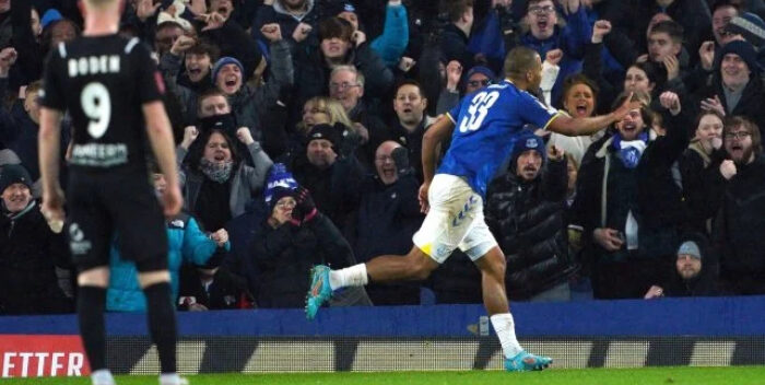 Con doblete Salomón Rondón llevó al Everton a cuartos de FA Cup