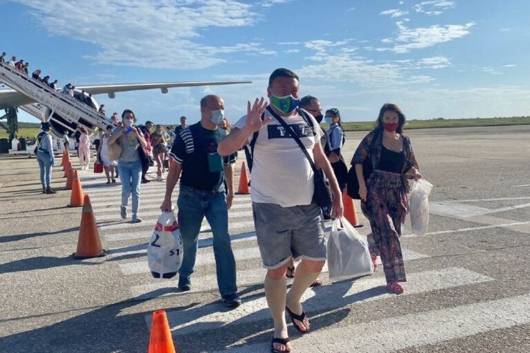 Operadores turísticos de Rusia suspenden viajes a Venezuela y a otros países