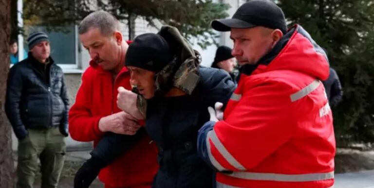 Al menos 35 muertos: Rusia bombardeó una base militar en la frontera de Ucrania con Polonia