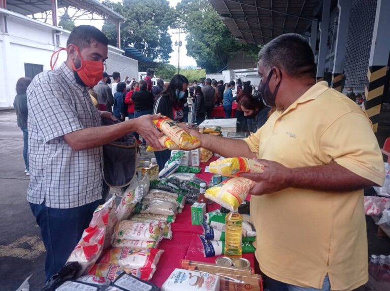 Más de 300 trabajadores de Corpoelec atendidos con “La bodega va a tu casa”