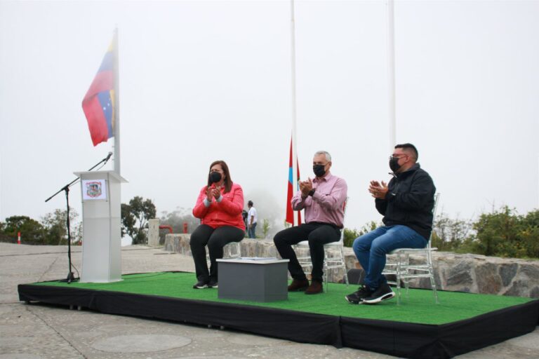 Izan nueva bandera de Caracas en el Waraira Repano