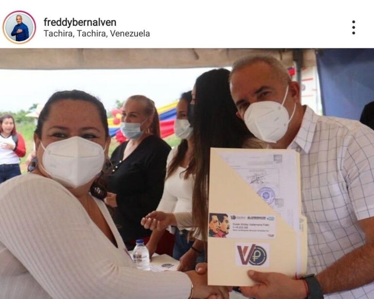 Entregaron 40 títulos de tierra urbana a familias de Fernández Feo