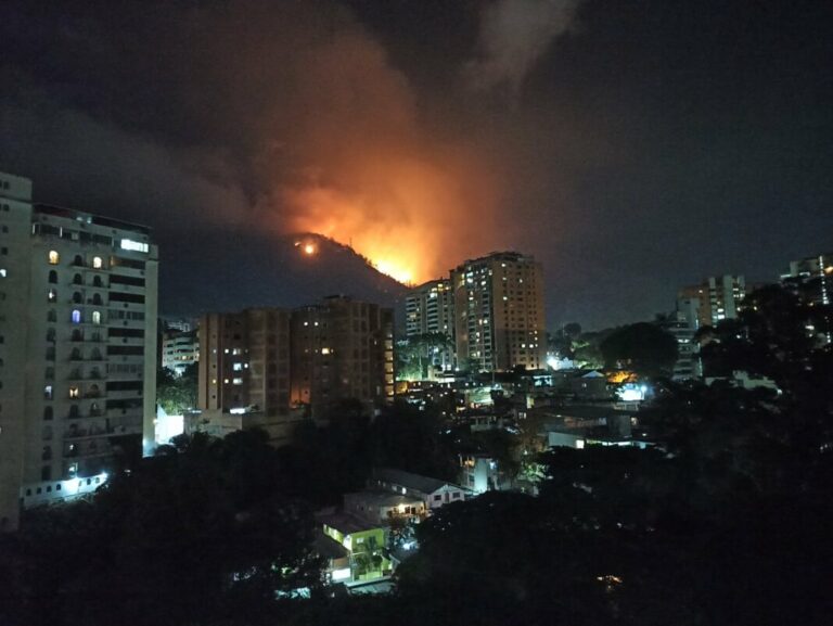Por 24 horas se mantuvo incendio en el Waraira Repano