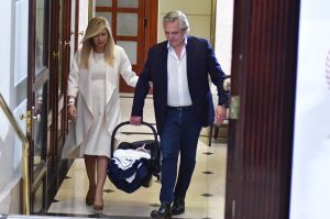 Presidente argentino y su pareja presentan a su bebé a la salida del hospital
