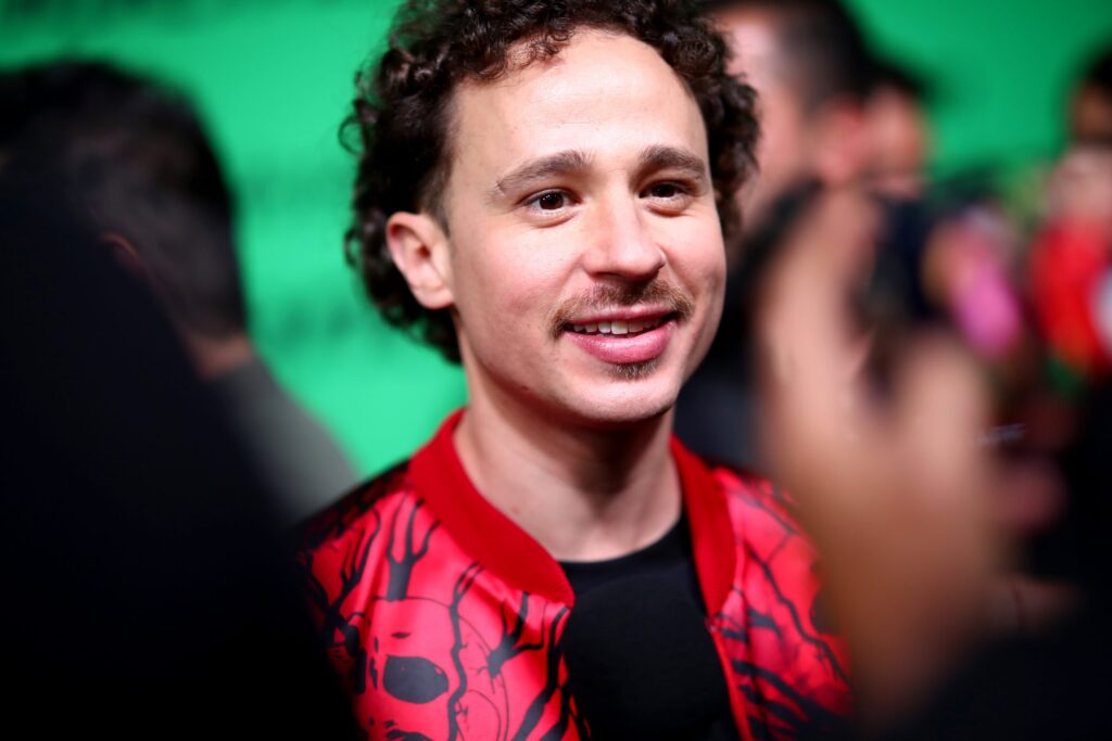 Luisito Comunica confiesa que no le gusta ser molestado y por eso, compra más butacas en el cine
