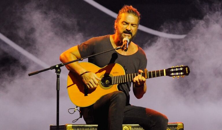 Fan de Ricardo Arjona se desnuda en pleno concierto del cantante mientras él la observa