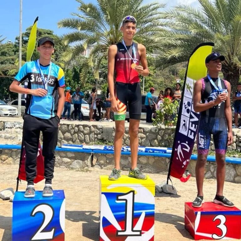 Cristopher Cárdenas medalla de plata en nacional de Triatlón
