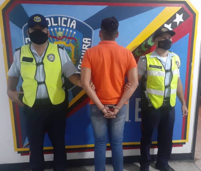 Capturan a sujeto que lanzó a su cónyuge de un vehículo en San Cristóbal