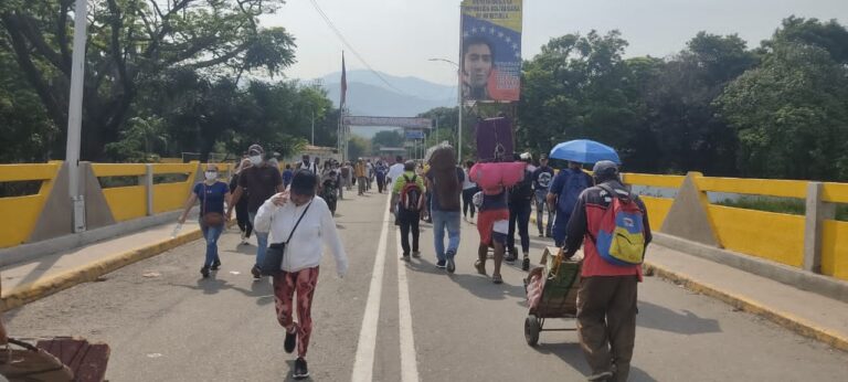 En aumento el tránsito por el puente Simón Bolívar
