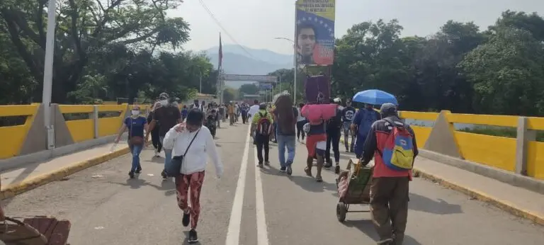 En aumento el tránsito por el puente Simón Bolívar