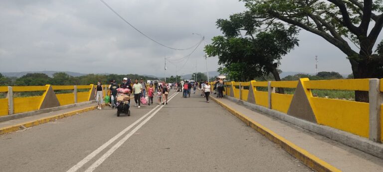 Así luce el puente Simón Bolívar este 7A