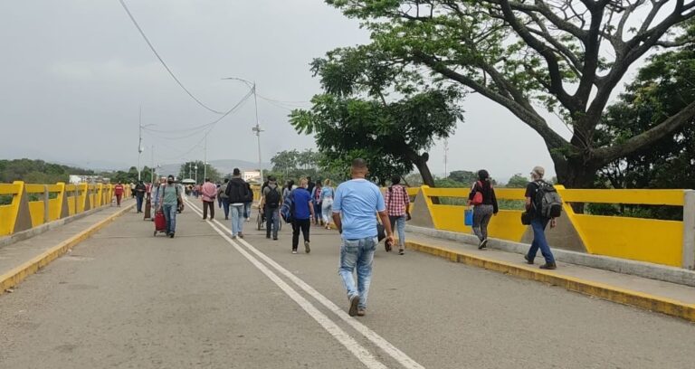 Cientos de venezolanos siguen atravesando el puente Simón Bolívar