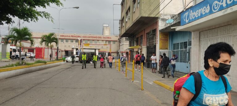 Martes de cédula par por el puente Simón Bolívar