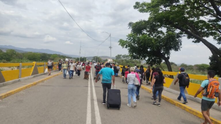 Nutrido el puente Simón Bolívar este Sábado Santo