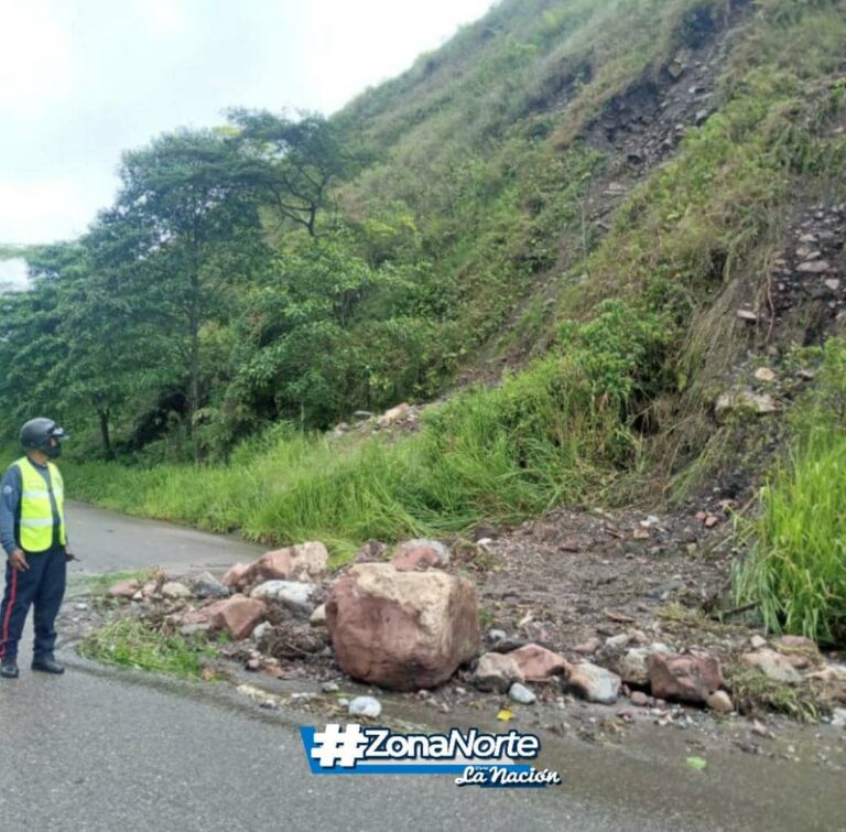Deslizamiento de rocas en la autopista La Fría, tramo Lobatera – Colón