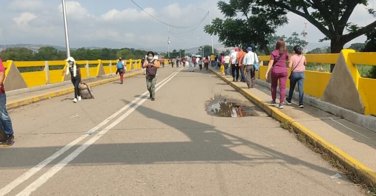 Así luce el puente Simón Bolívar este 26A