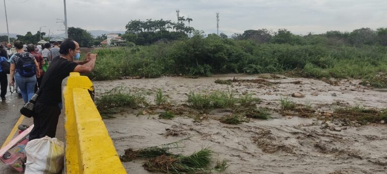 Un río Táchira ‘enfurecido’ prevalece este 27A