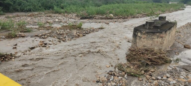 Sigue crecido el río Táchira