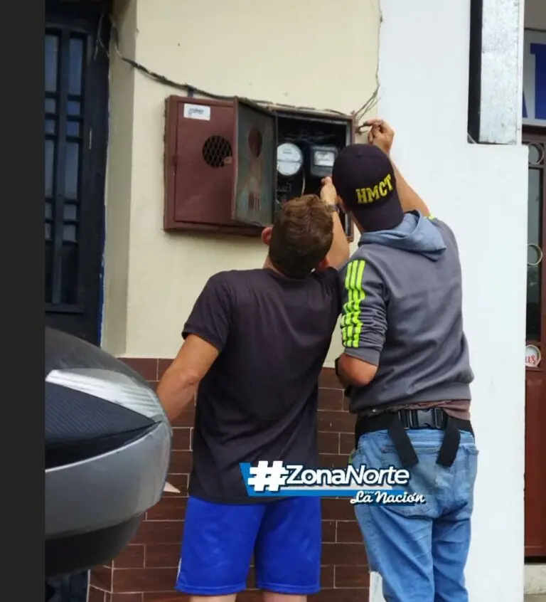 Hurtan cableado eléctrico en mini centro comercial de Colón