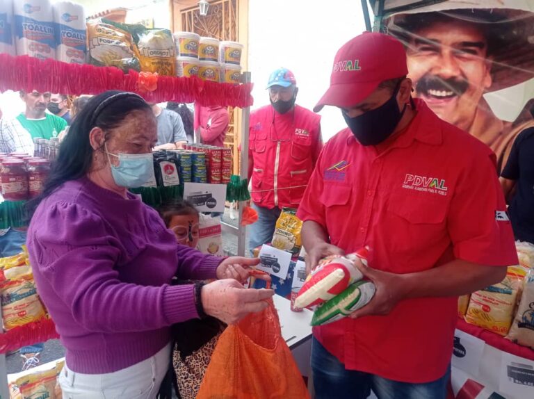 Distribuyen cinco toneladas  de alimentos en parroquia  San José de Delicias