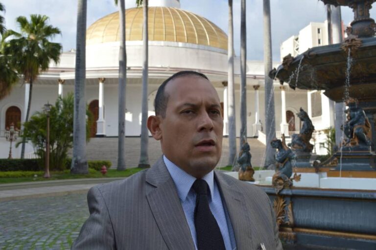 Consejos comunales y comunas se someterán a Ley Anticorrupción