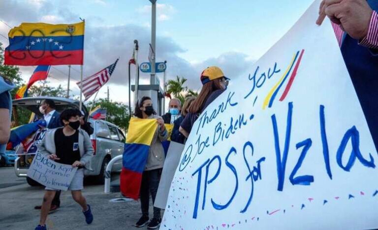 Senadores piden a Biden extender el TPS a los venezolanos 